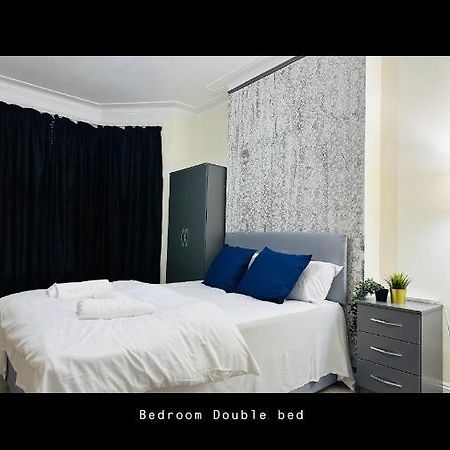 2 Bedroom Double Bed In East Londyn Zewnętrze zdjęcie
